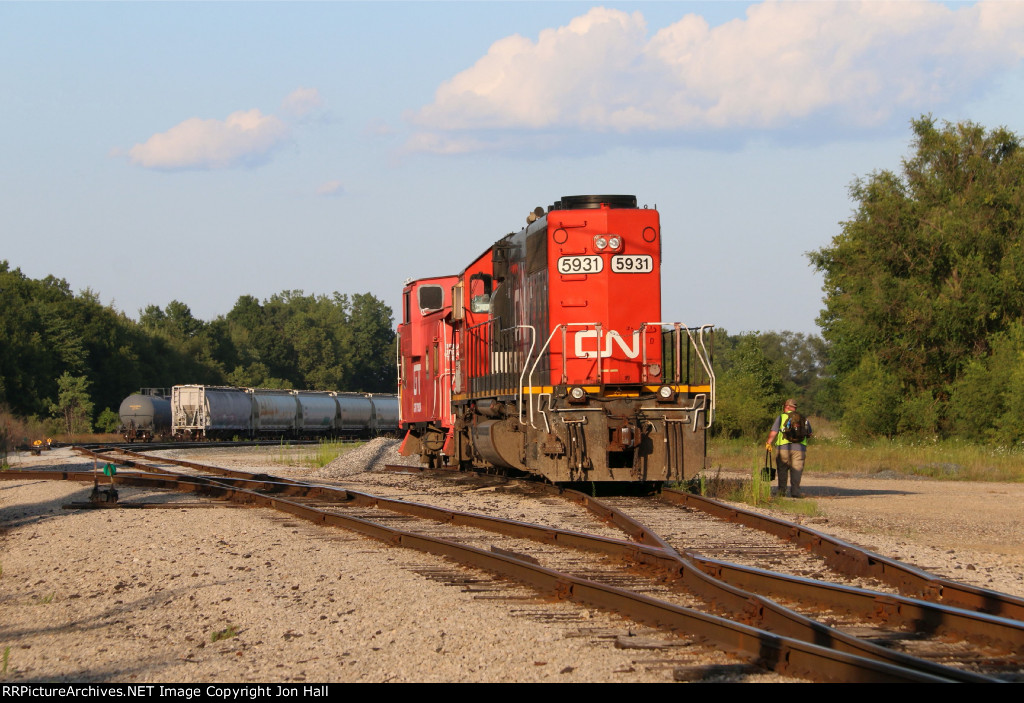 The engineer carries his grip to the 5931 before beginning the evening chores of the L549 job